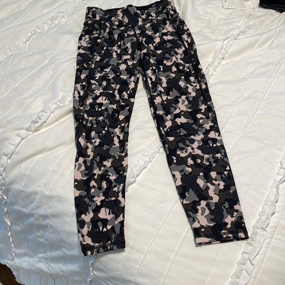 EUC Sweaty Betty 7/8 Zero Gravity Running legging Green Camo Print - Size XS - Picture 7 of 7